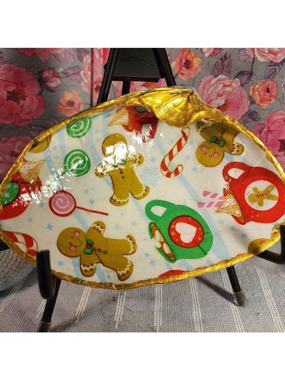 DECOUPAGE CLAM SHELL DECOUPAGE GINGERBREAD MAN ON A CLAM SHELL TRINKET DISH